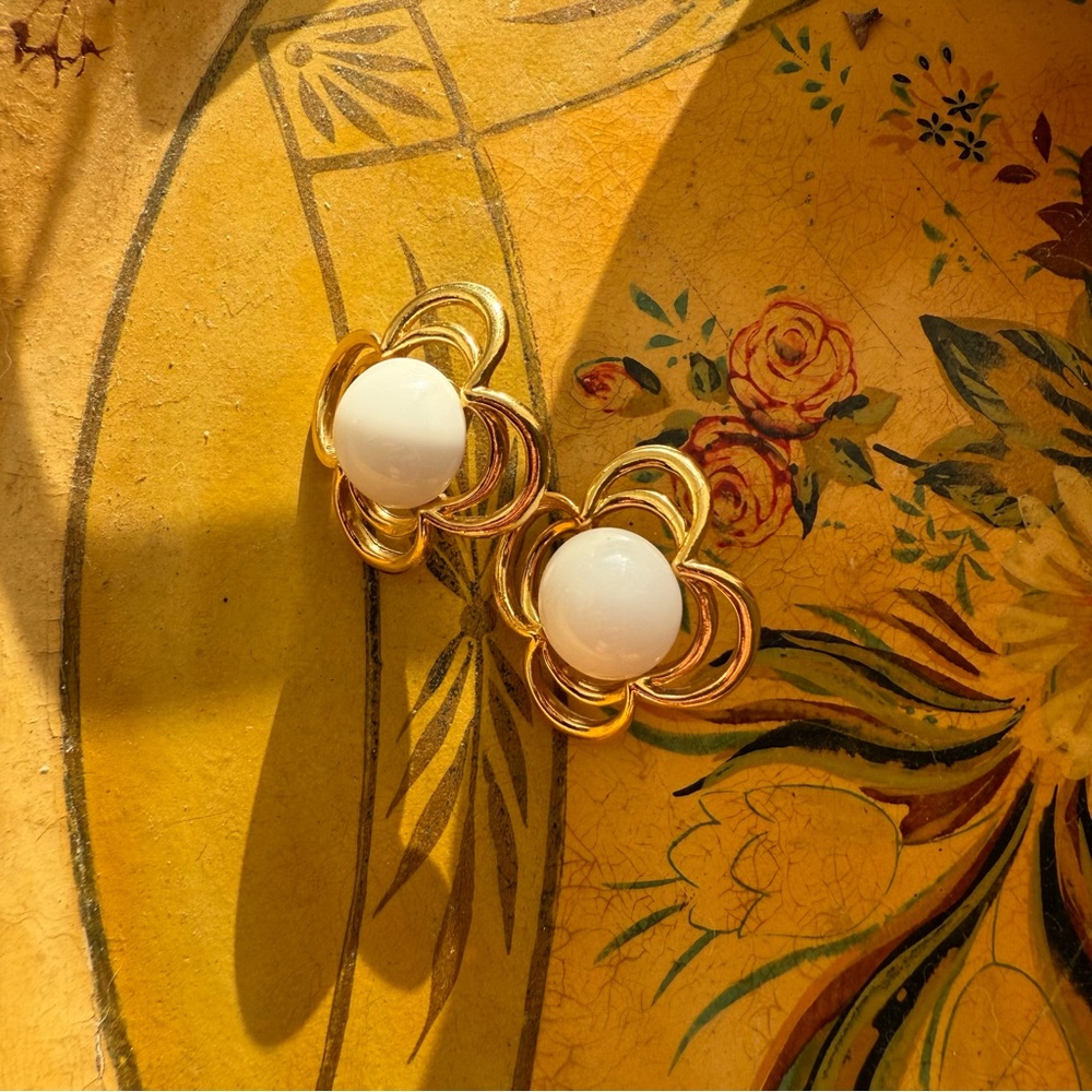 Vintage Trifari Daisy Earrings
